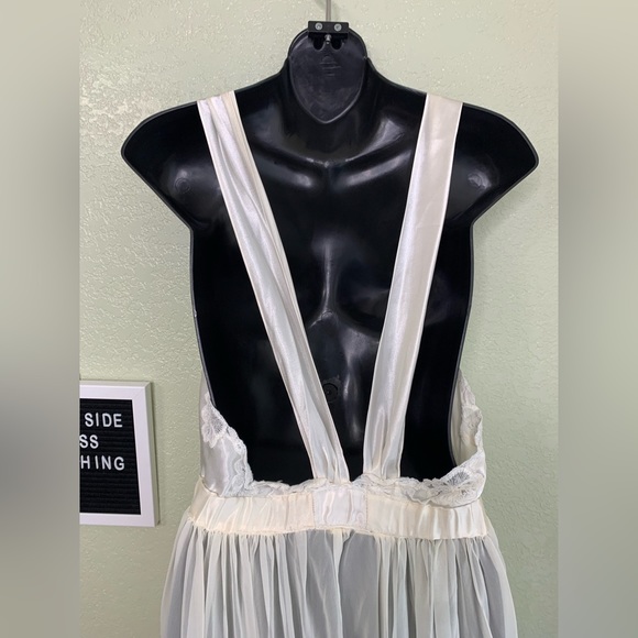 Rare Vintage Victoria Secret Embroidered Night Gown W/ Matching Robe One Size - Picture 12 of 16